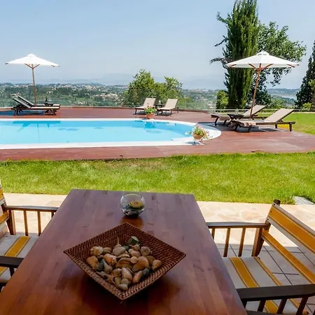 With 5 Bedrooms In Mpastouni With Wonderful Sea View Private Pool Enclosed Garden 9 Km From The Beach ヴィラ *